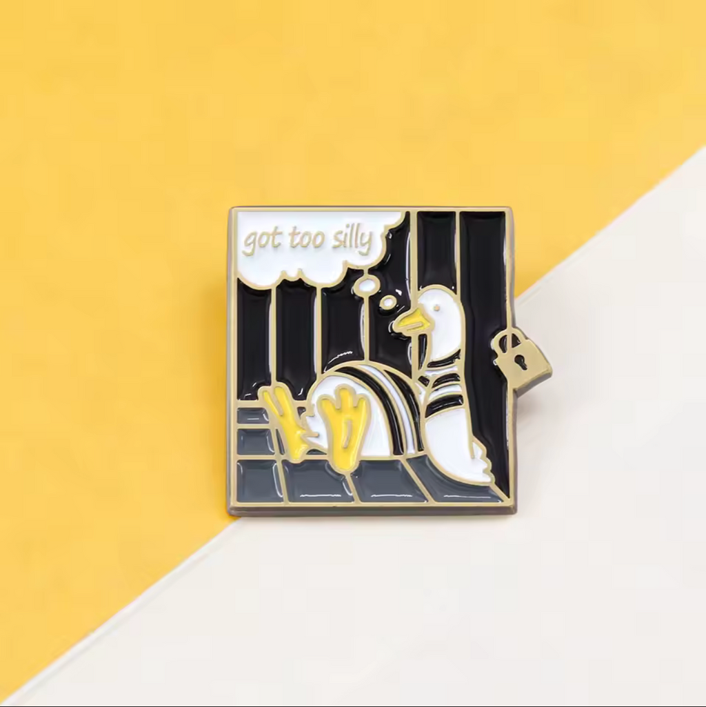 Pin’s Oie « Got Too Silly » - photo produit