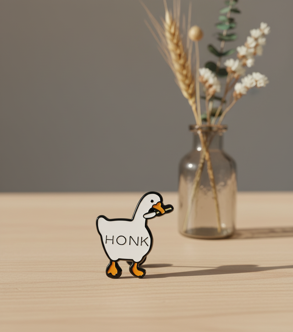 Spilla Oca con Coltello "Honk"