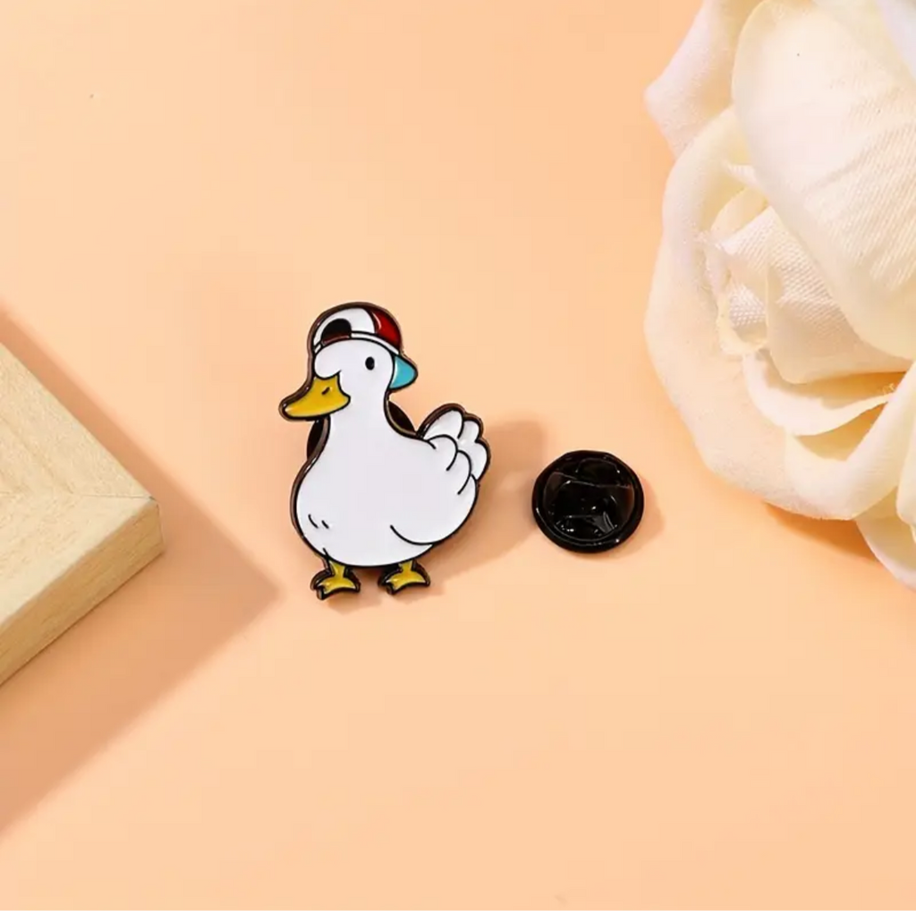pins canard blanc casquette 1