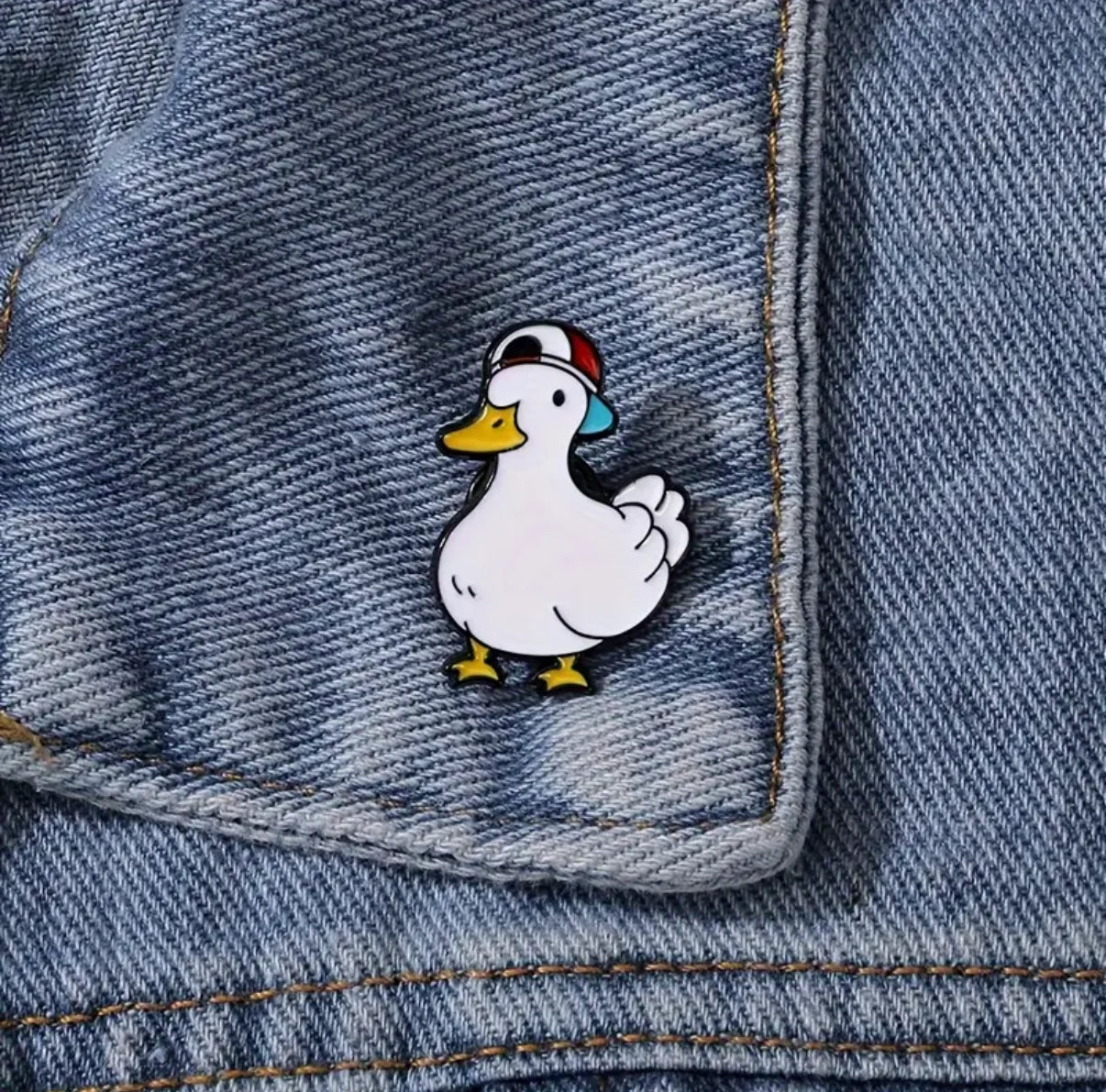 pins canard blanc casquette 1