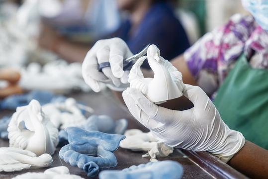 Fabrication des jouets Natruba en caoutchouc naturel