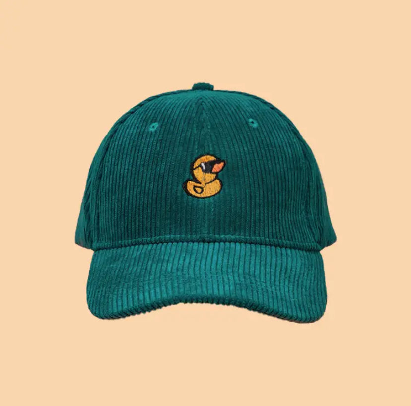 Cappellino in velluto verde anatra Occhiali da sole gialli