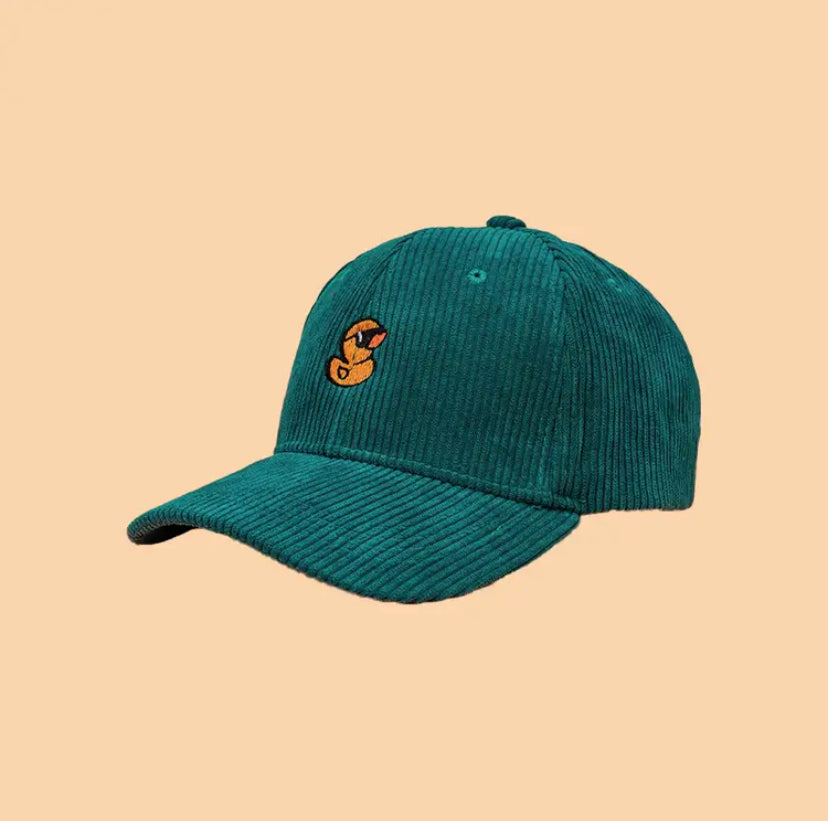 Cappellino in velluto verde anatra Occhiali da sole gialli