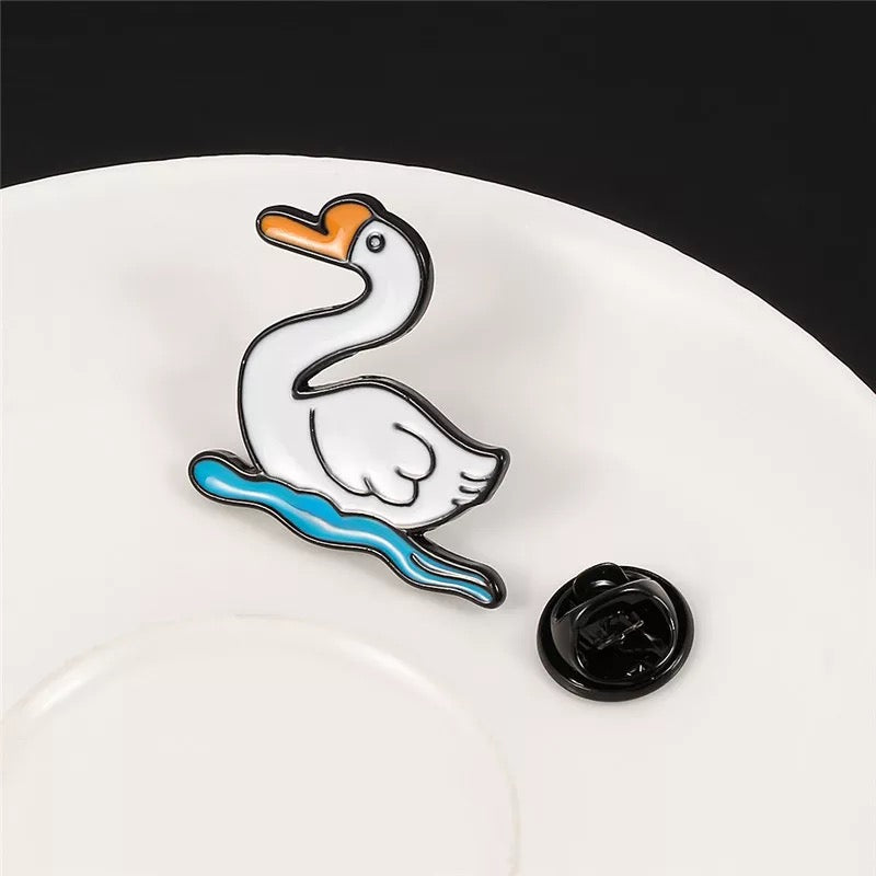 pins canard blanc sur l eau