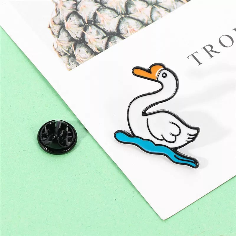 pins canard blanc sur l eau