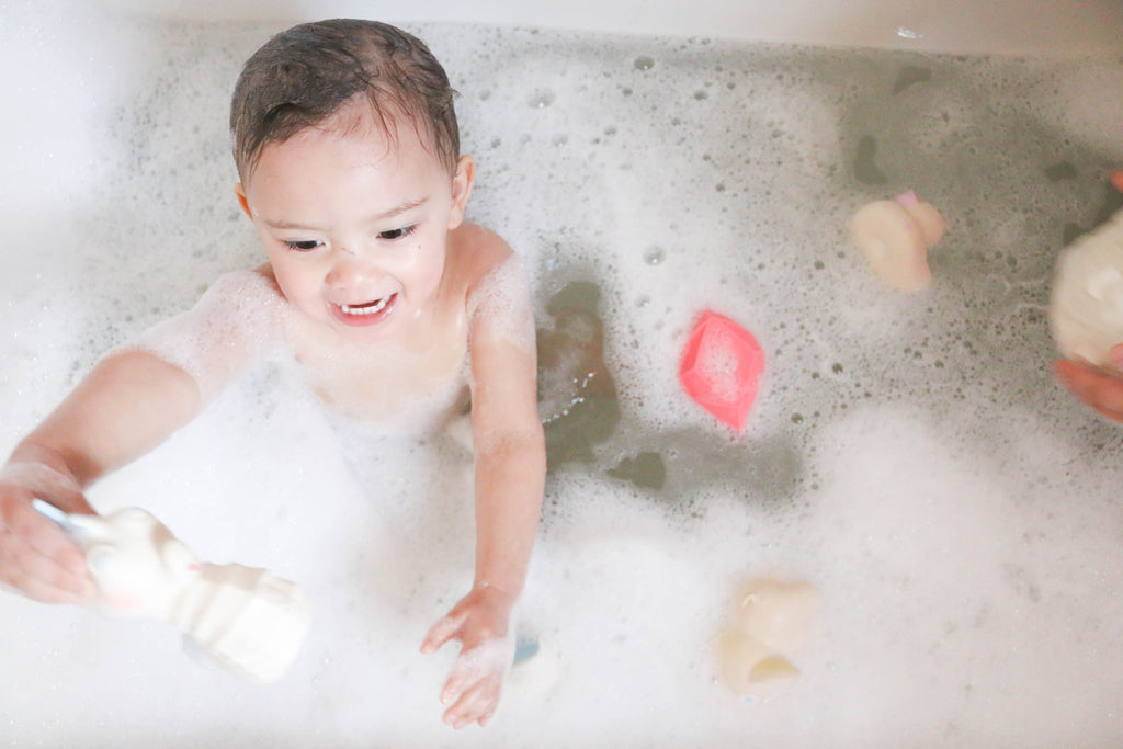 Elvis le Canard Pois Roses – Jouet de bain et dentition bébé – vue produit 15