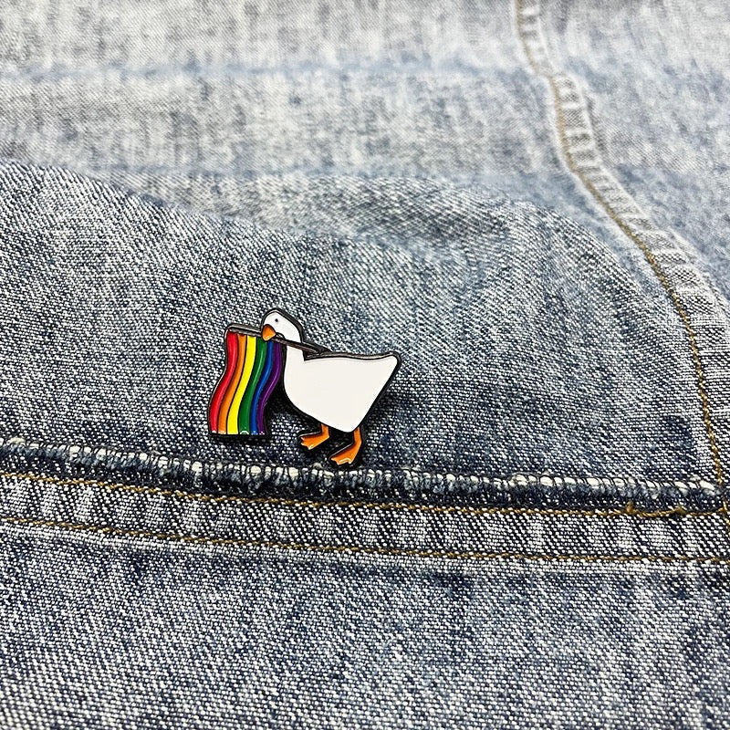Pin's Canard Blanc Drapeau LGBT
