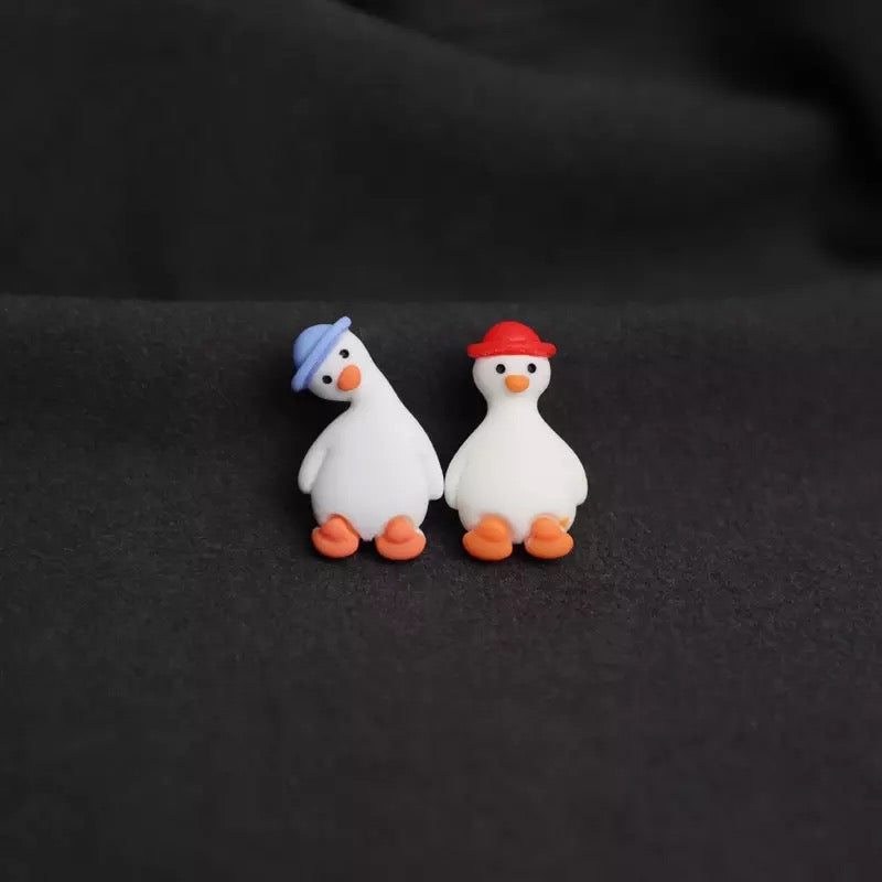 Pin's Canard Blanc Chapeau Rouge