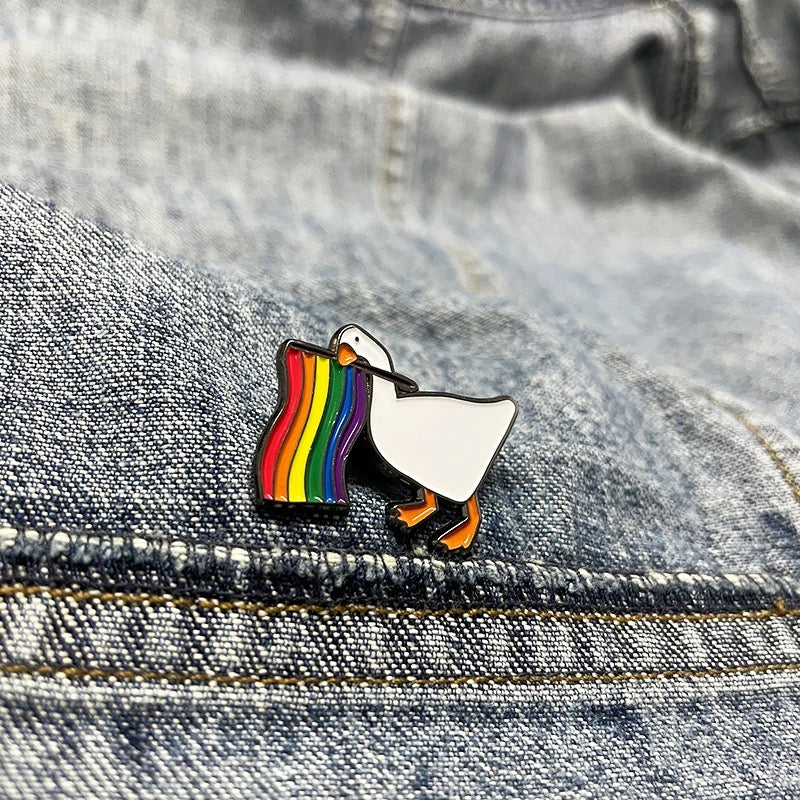 Pin's Canard Blanc Drapeau LGBT